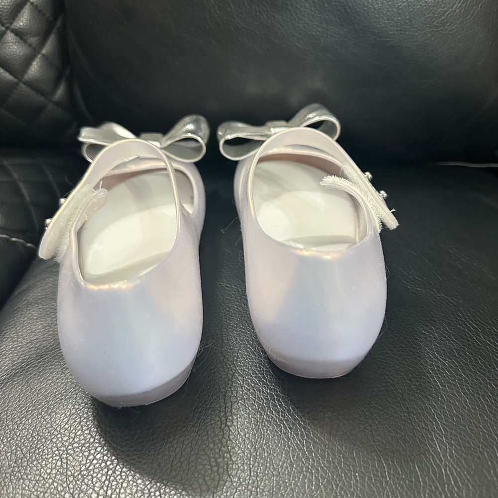 New
Mini Melissa silver bow girls sandals
Mary Jane
size 12 - Picture 3 of 6